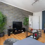 Spacious And Bright Flat Between Airport & Center