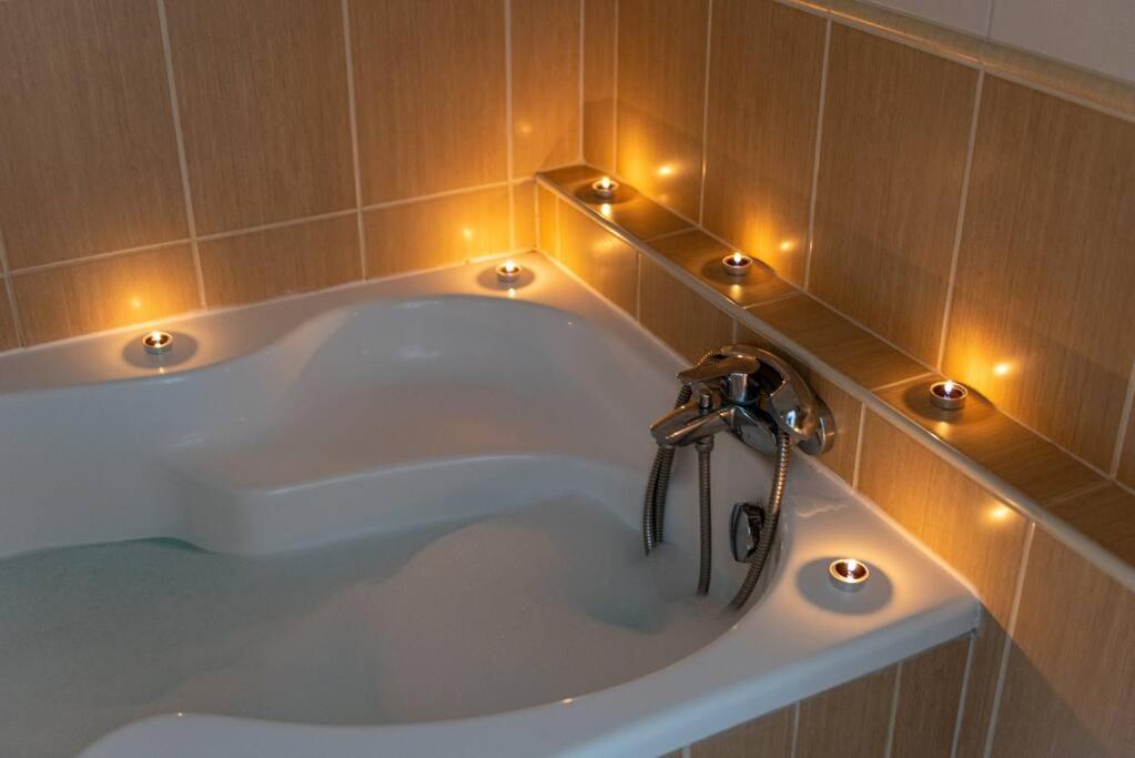 Spacious And Bright Flat Between Airport & Center Apartament Budapesta