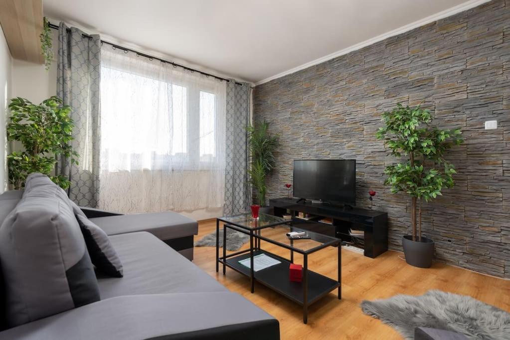 Spacious And Bright Flat Between Airport & Center * Budapesta