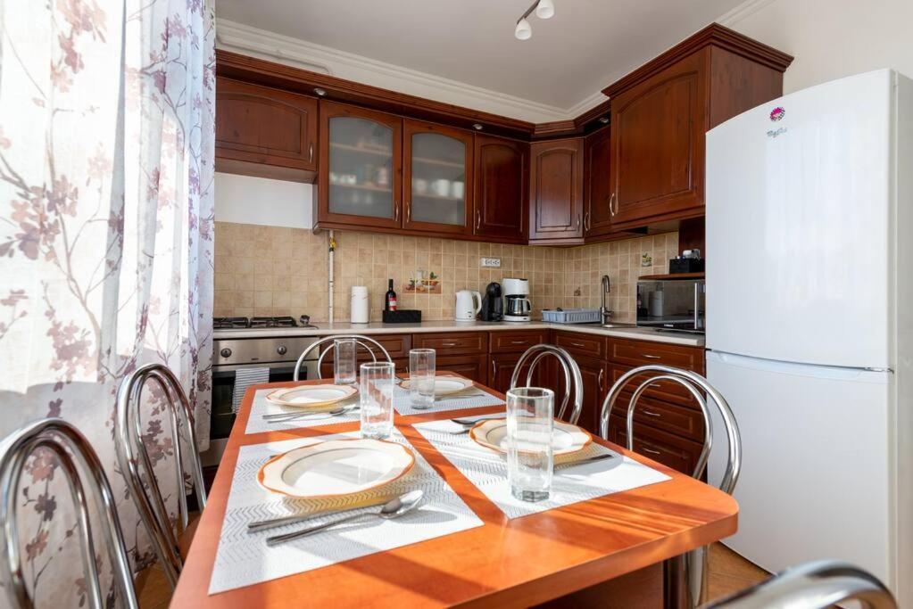 Spacious And Bright Flat Between Airport & Center Apartament