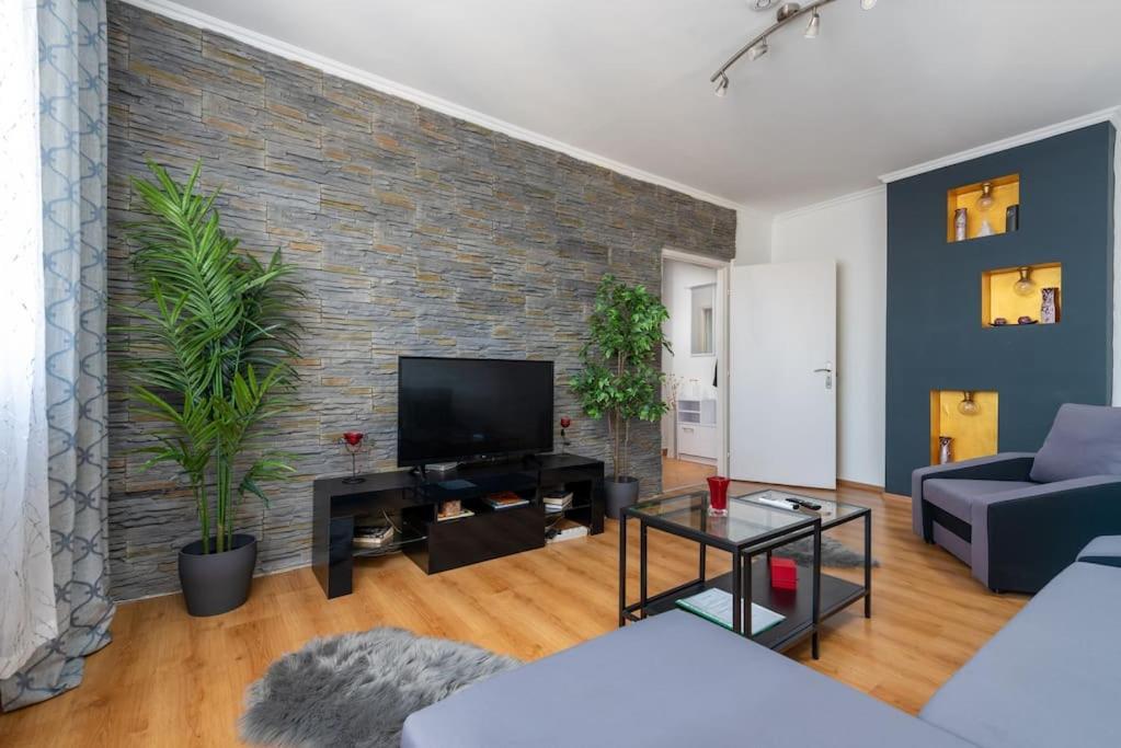 Spacious And Bright Flat Between Airport & Center Apartament *